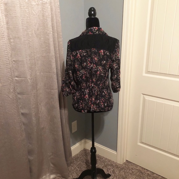 Knotted Floral Button Up with Lace - Picture 2 of 5